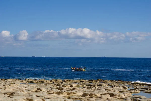 MARSAXLOKK, MALTA - 03 JAN, 2020: Παραδοσιακό αλιευτικό σκάφος στη Μεσόγειο Θάλασσα στις ακτές της Μάλτας — Φωτογραφία Αρχείου