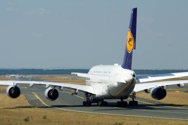 FRANKFURT, GERMANY - 09 JUL, 2017: Frankfurt Havaalanı FRA önlüğü üzerinde Lufthansa Airbus A380