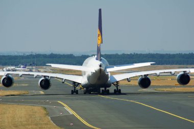 FRANKFURT, GERMANY - 09 JUL, 2017: Frankfurt Havaalanı FRA önlüğü üzerinde Lufthansa Airbus A380