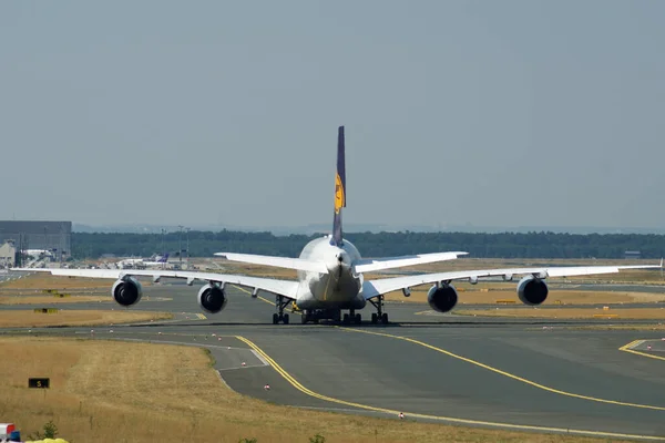 FRANKFURT, ALLEMAGNE - 09 JUL, 2017 : Lufthansa Airbus A380 circulant sur l'aire de trafic de l'aéroport de Francfort FRA — Photo
