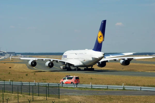 FRANKFURT, ALEMANIA - 09 JUL, 2017: Lufthansa Airbus A380 taxiing on the apron of Frankfurt Airport FRA —  Fotos de Stock