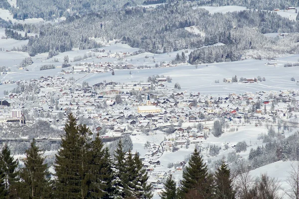 OBERSTAUFEN, ALEMANIA - 29 DIC, 2017: Maravillosa vista de la estación de deportes de invierno cubierta de nieve de Oberstaufen en los Alpes bávaros —  Fotos de Stock