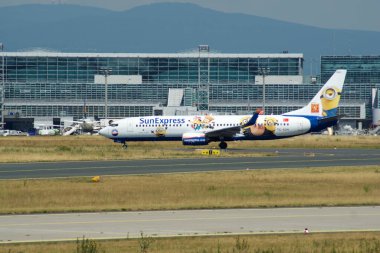 FRANKFURT, GERMANY - 09 JUL, 2017: SunExpress Boeing 737-800 plakalı Frankfurt Havalimanı 'ndaki çizgi roman üniformalı TC-SOH uçağı