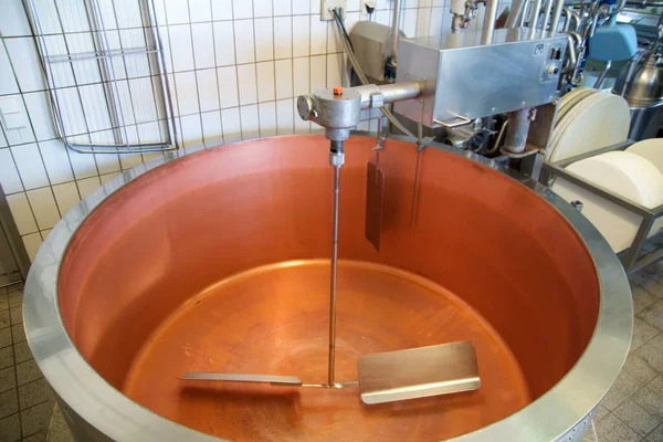 OBERSTAUFEN, ALEMANHA - 29 DEC 2019: Grande caldeira de cobre vazia em uma fábrica de queijo também chamada de laticínios de queijo — Fotografia de Stock