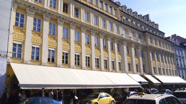 Münih şehir merkezindeki Alois Dallmayr Haus 'un dış görüntüsü. Dallmayr bir Alman şarküteri ve en tanınmış Alman kahve markalarından biridir.