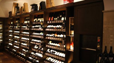 Münih şehir merkezindeki Alois Dallmayr Haus 'ta kahve satışı. Dallmayr bir Alman şarküteri ve en tanınmış Alman kahve markalarından biridir.