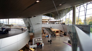 MUNICH, Almanya - 12 Ekim 2015: BMW Welt Münih 'in iç görünümü, BMW otomobil markasının dağıtım ve deneyim merkezi