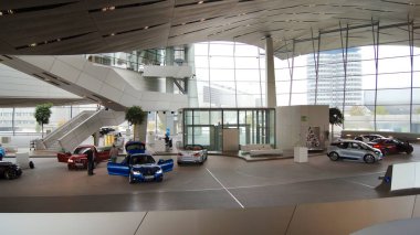MUNICH, Almanya - 12 Ekim 2015: BMW Welt Münih 'in iç görünümü, BMW otomobil markasının dağıtım ve deneyim merkezi