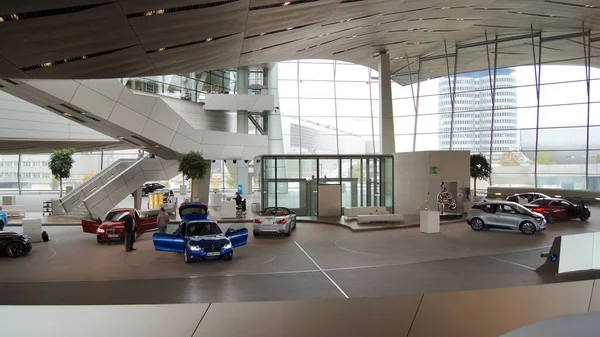 MUNICH, ALEMANIA - 12 DE OCTUBRE DE 2015: Vista interior de BMW Welt Munich, el centro de entrega y experiencia de la marca de automóviles BMW — Foto de Stock