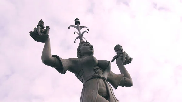 KONSTANZ, ALEMANHA - 14 de outubro de 2015: Imperia é uma estátua no porto de Konstanz, no Lago Constança. A figura, que foi erguida em 1993, é moldada em betão, com nove metros de altura, pesa 18 toneladas e — Fotografia de Stock