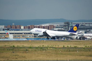 Almanya 'daki Frankfurt Havaalanı' nda 9 Temmuz 2017 'de yakalanan bu fotoğraf muhteşem bir Boeing 747-400' ü gösteriyor. Gökyüzünün Kraliçesi olarak bilinen dev uçak iniyor.