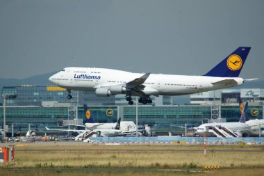 Almanya 'daki Frankfurt Havaalanı' nda 9 Temmuz 2017 'de yakalanan bu fotoğraf muhteşem bir Boeing 747-400' ü gösteriyor. Gökyüzünün Kraliçesi olarak bilinen dev uçak iniyor.
