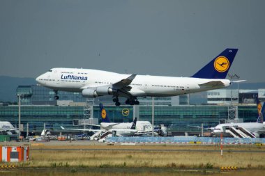 Almanya 'daki Frankfurt Havaalanı' nda 9 Temmuz 2017 'de yakalanan bu fotoğraf muhteşem bir Boeing 747-400' ü gösteriyor. Gökyüzünün Kraliçesi olarak bilinen dev uçak iniyor.