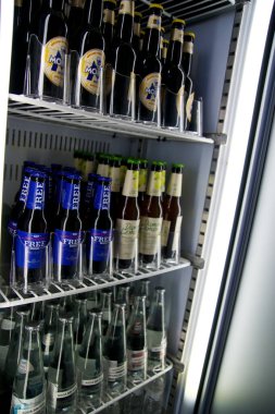 Fotoğrafta, Barcelona Havaalanı 'ndaki sık sık el ilanlarında bulunan farklı tipte biralarla dolu bir buzdolabı görülüyor. Şişeler düzgünce düzenlenmiş ve cam kapının arkasında açıkça görülüyordu.