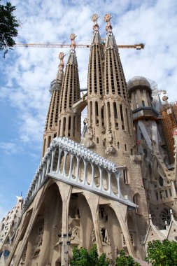 Fotoğraf, Barcelona 'daki Sagrada Familia Bazilikası' nı ve ikonik yapının üzerinde yükselen büyük bir vinci gösteriyordu. Görüntü, devam eden binalardan birinin...