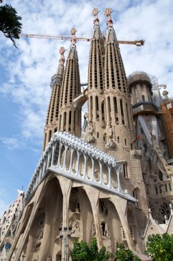 Fotoğraf, Barcelona 'daki Sagrada Familia Bazilikası' nı ve ikonik yapının üzerinde yükselen büyük bir vinci gösteriyordu. Görüntü, devam eden binalardan birinin...