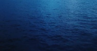 Tropikal mavi okyanus su