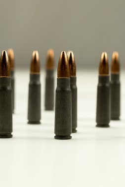 AK-47 tüfek kartuş Hollow Point kurşun 7.62x39mm yan görünümü dik