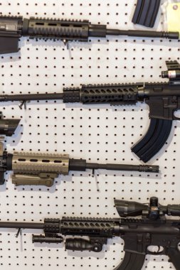 duvarda asılı beyaz peg gemide silah tüfek duvar