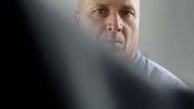 Kıyafetinden Temiz Gömlek Seçen Bir Adam Görüntü