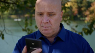 Sokakta Zeka Telefonu Kullanarak Mesaj Gönderen Bir Kişi Görüntü