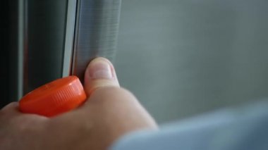 Buzdolabının Kapısını Açan Bir Adamın Bulanık Görüntüsü Yemek Dolu ve Soğutmak İçin Bir Şişe Portakal Suyu İçine Sokan