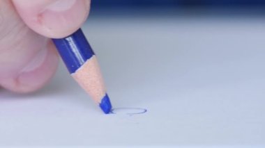 Renkli Kalemle Çizen Yaşlı Bir Kişi