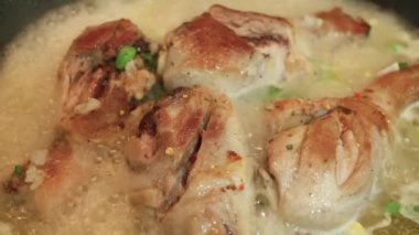 Taze tavuk eti, tavada kızartılmış ve ocakta sarımsak soslu.