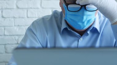 Ofis Odasında Maske ve Koruyucu Eldiven Giyen İşadamı Laptop İletişimi Kullanıyor