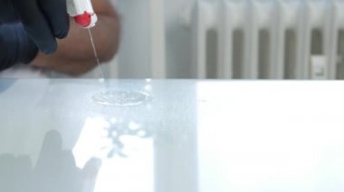 Erkek Ellerini Siyah Eldivenli Kapat Masa Temizleyici Sıvı Spreyi Kullan