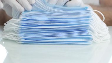 Doktor Eller Coronavirus Hastaları Hastanesi 'nde Yeni Koruyucu Maskelerle Bir Paketi Kontrol Ediyor