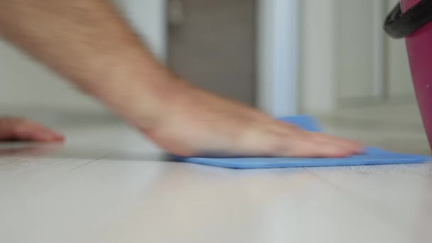 Домработница носит грязный пол в комнате с чистыми салфетками — стоковое видео