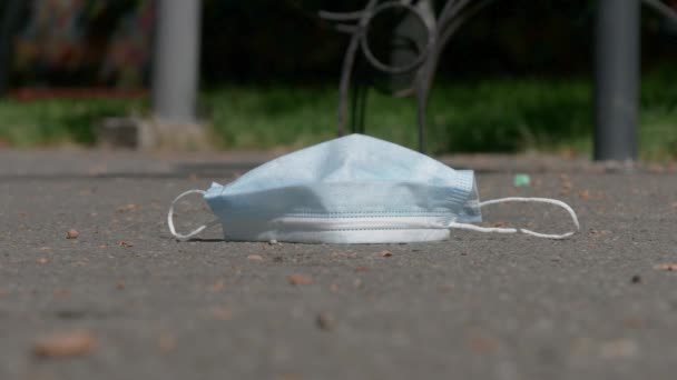 Masque médical utilisé et abandonné dans la rue, déchets dangereux infectés par le coronavirus — Video