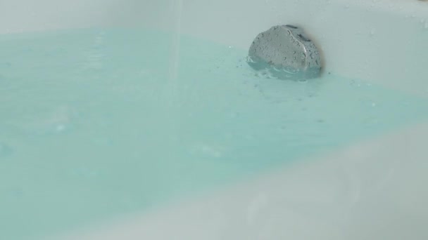 Apă caldă și curată preparată în cadă pentru o baie sănătoasă — Videoclip de stoc