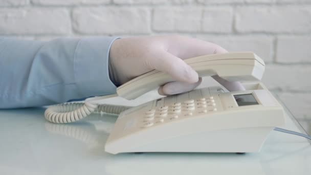 Mouvement lent avec l'homme portant des gants de protection dans les mains à l'aide de la communication téléphonique, mode de vie de distanciation sociale — Video