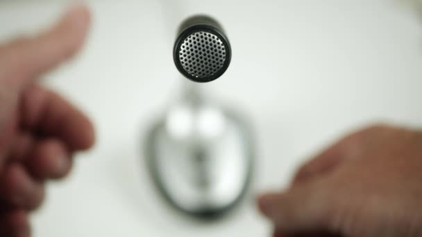 Image floue avec les mains du porte-parole lors d'une conférence publique autour du microphone — Video