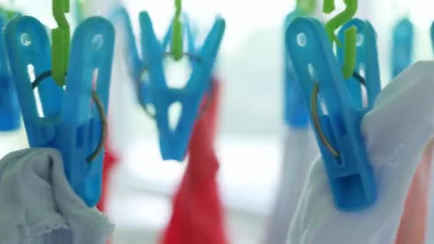 Мокрий одяг чиститься пральною машиною для сушіння — стокове відео
