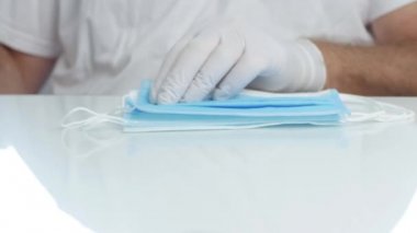 Doktor Eller Coronavirus Hastaları Hastanesi 'nde Yeni Koruyucu Maskelerle Bir Paketi Kontrol Ediyor