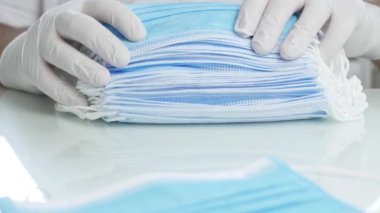 Doktor Eller Coronavirus Hastaları Hastanesi 'nde Yeni Koruyucu Maskelerle Bir Paketi Kontrol Ediyor