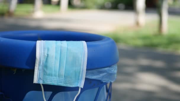 Medical Face Mask Gebruikt In de prullenbak op straat gegooid, Gevaarlijke Afval Besmet met Coronavirus — Stockvideo