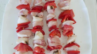 Evde Izgara İçin Etli ve Sebzeli Tavuk Şişleri Hazırlanıyor