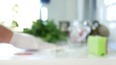 Ellerinde Koruyucu Eldiven olan, Mutfak Masa Eşyalarını Kuru Mendille Temizleyen Bir Kişinin Bulanık Görüntüsü