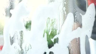 Erkek Ellerini Koruyucu Eldivenle Kapat Pencereyi Temizle Spreyli Sıvı Kullan