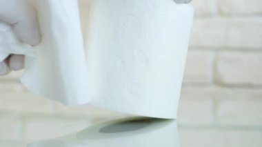 Elleri Ellerinde Koruyucu Eldiven olan Bir Kişi Tuvalet kağıdını Kağıt rulosundan Aldı