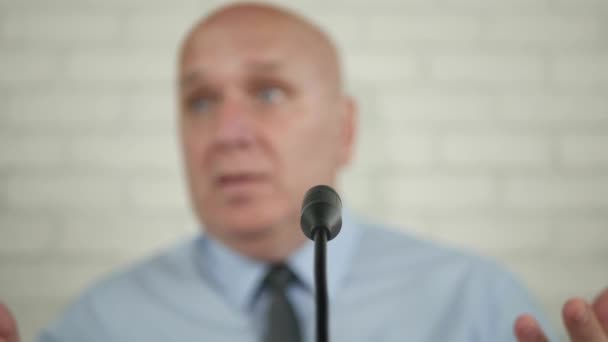 Zamazany obraz mówcy biznesmena na konferencji prasowej Rozmowy w mikrofonie i Gesturing — Wideo stockowe
