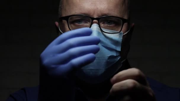 Image du médecin portant un masque protecteur et des gants, un médecin muni d'un équipement de protection dans un hôpital mis en quarantaine contre l'épidémie de virus — Video