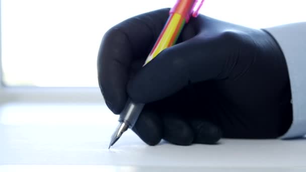 Ręka lekarza nosząca czarne rękawice ochronne Podpisywanie dokumentu przy użyciu długopisu — Wideo stockowe