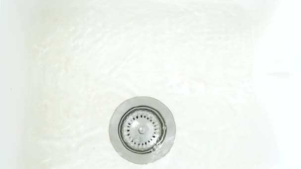 Fehér kerámia víznyelő a konyhában tele van friss és tiszta csapvízzel — Stock videók