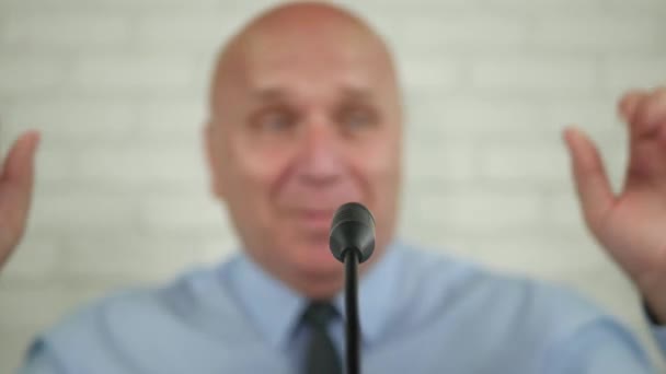 Mikrofon ve Hareketlerle Konuşan Bir İş Adamı Sözcüsünün Bulanık Görüntüsü — Stok video