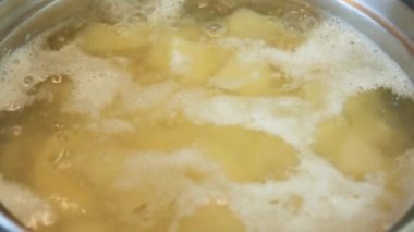 Pişirme fırınında sıcak suda haşlanmış patatesler.